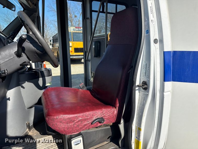 image for item DQ4175 2008 Ford E450 shuttle bus