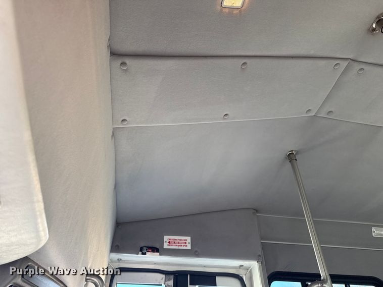 image for item DQ4175 2008 Ford E450 shuttle bus