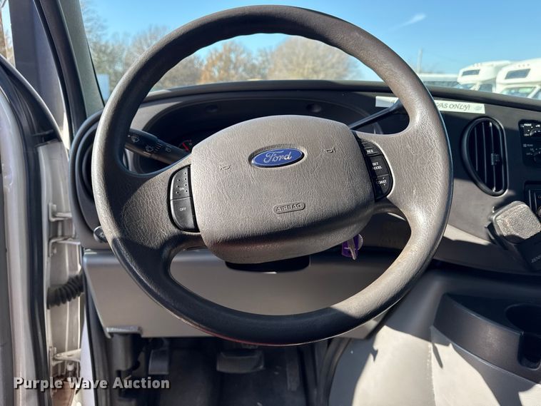 image for item DQ4175 2008 Ford E450 shuttle bus