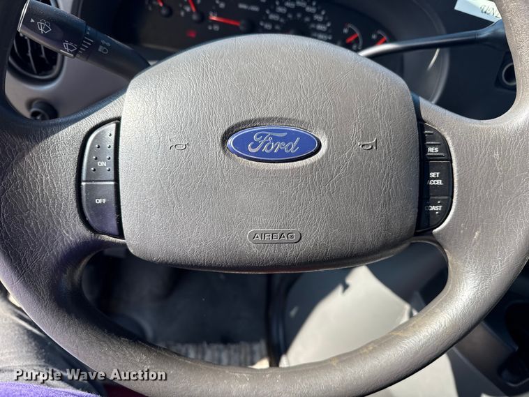 image for item DQ4175 2008 Ford E450 shuttle bus