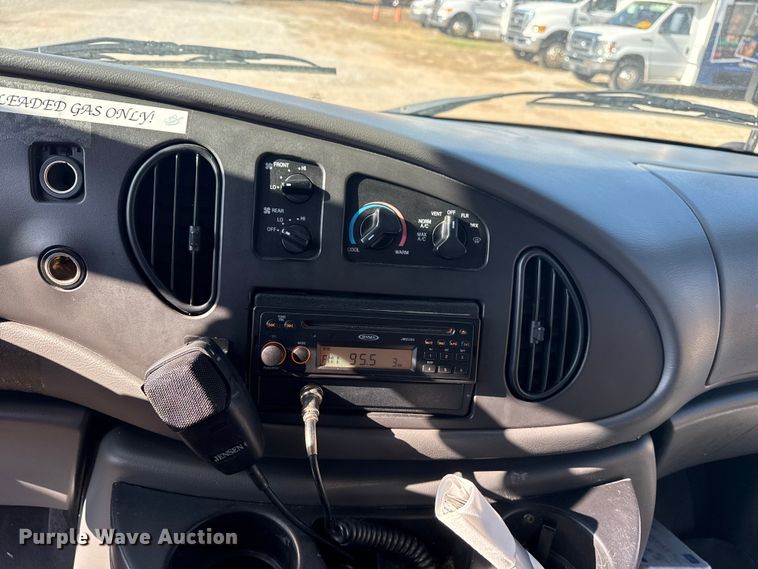 image for item DQ4175 2008 Ford E450 shuttle bus