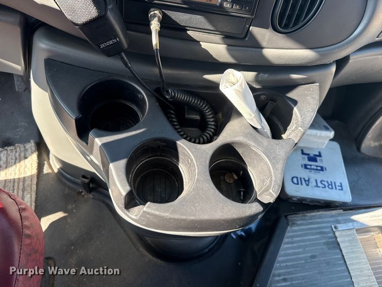 image for item DQ4175 2008 Ford E450 shuttle bus