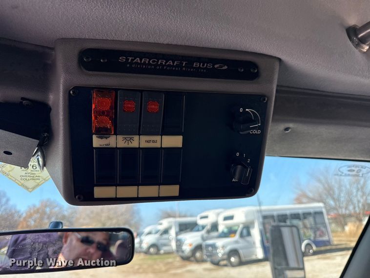 image for item DQ4175 2008 Ford E450 shuttle bus