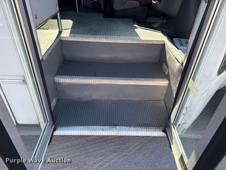 image for item DQ4175 2008 Ford E450 shuttle bus