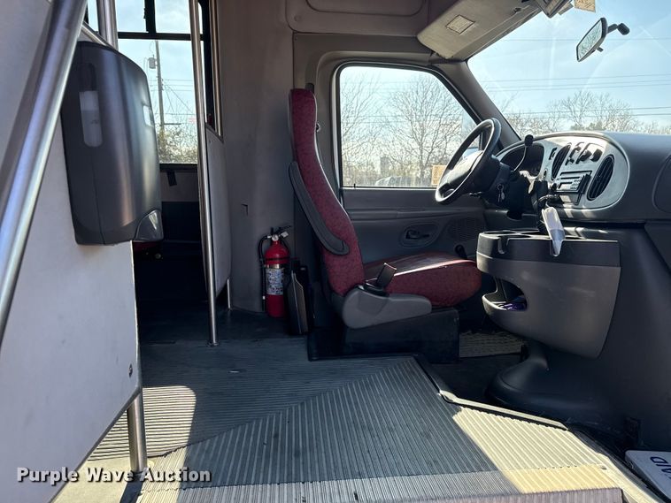 image for item DQ4175 2008 Ford E450 shuttle bus