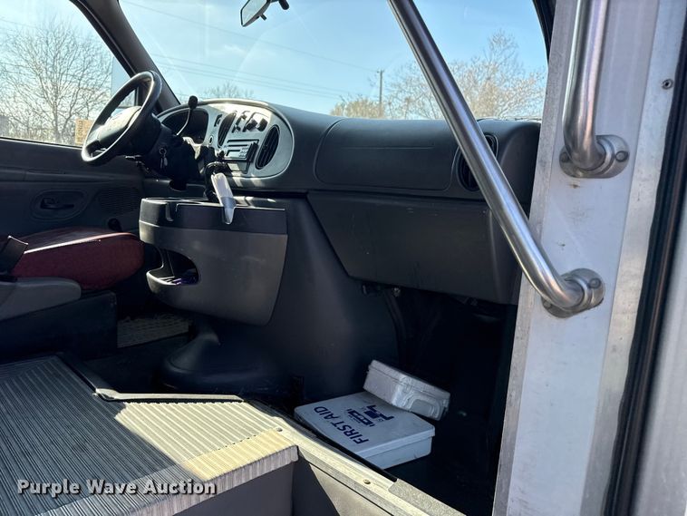 image for item DQ4175 2008 Ford E450 shuttle bus
