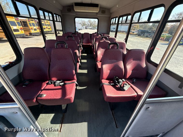 image for item DQ4175 2008 Ford E450 shuttle bus