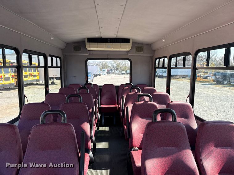 image for item DQ4175 2008 Ford E450 shuttle bus