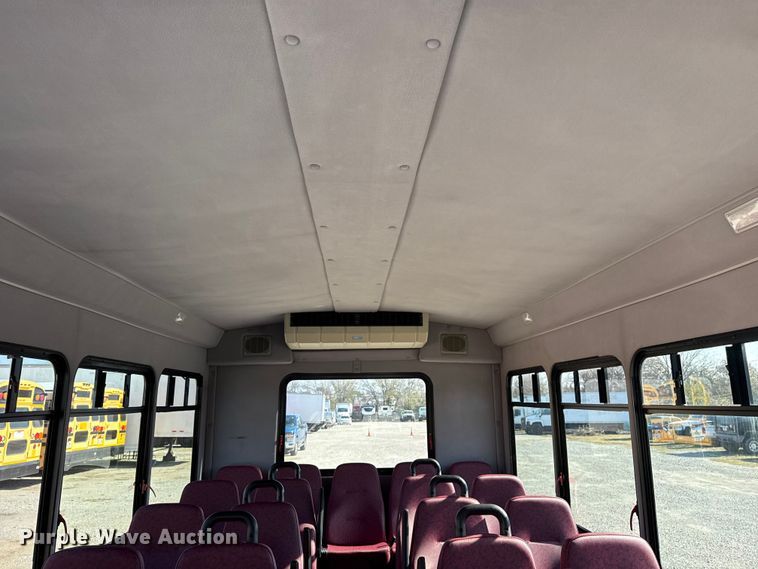 image for item DQ4175 2008 Ford E450 shuttle bus