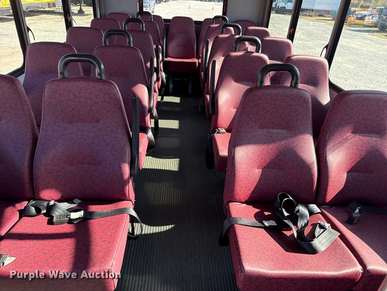 image for item DQ4175 2008 Ford E450 shuttle bus