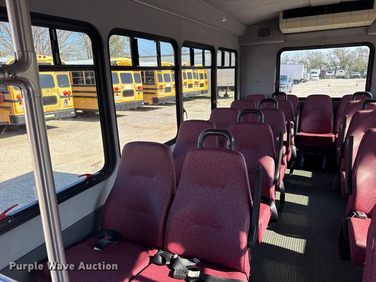 image for item DQ4175 2008 Ford E450 shuttle bus