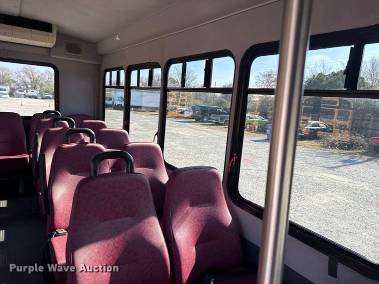 image for item DQ4175 2008 Ford E450 shuttle bus