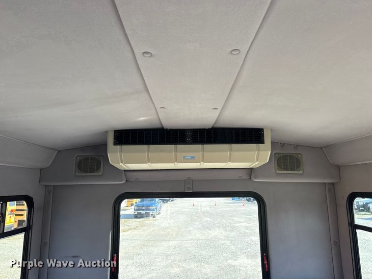 image for item DQ4175 2008 Ford E450 shuttle bus