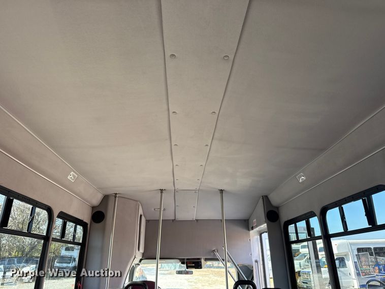 image for item DQ4175 2008 Ford E450 shuttle bus