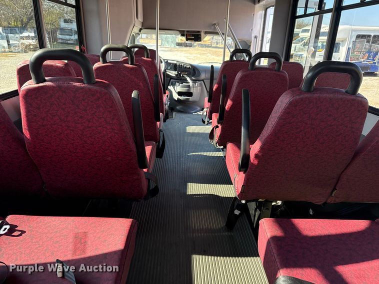 image for item DQ4175 2008 Ford E450 shuttle bus