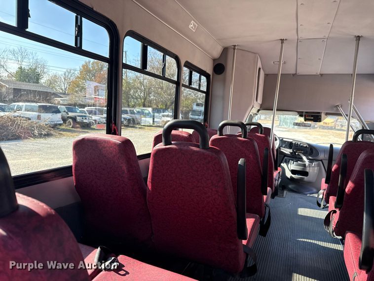 image for item DQ4175 2008 Ford E450 shuttle bus