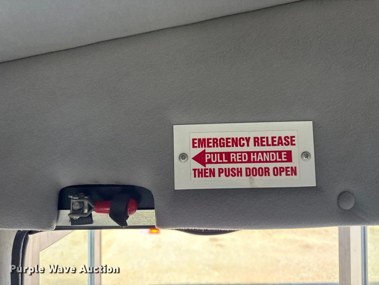 image for item DQ4175 2008 Ford E450 shuttle bus