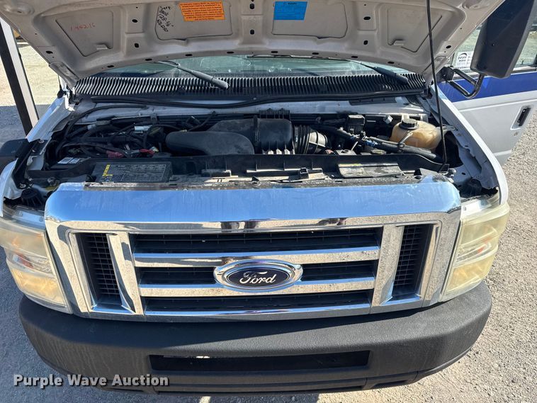 image for item DQ4175 2008 Ford E450 shuttle bus