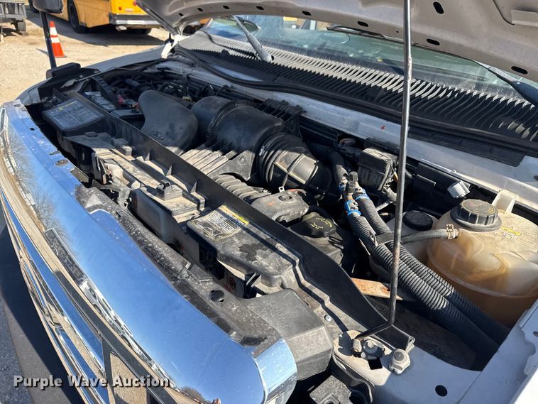 image for item DQ4175 2008 Ford E450 shuttle bus