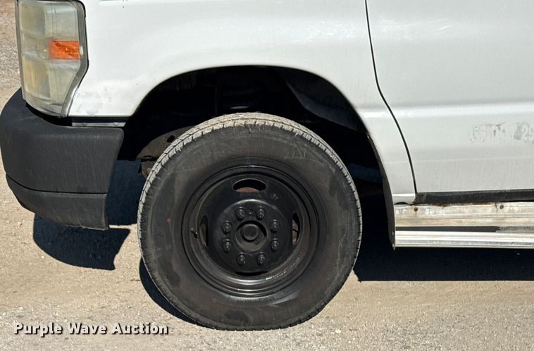 image for item DQ4175 2008 Ford E450 shuttle bus