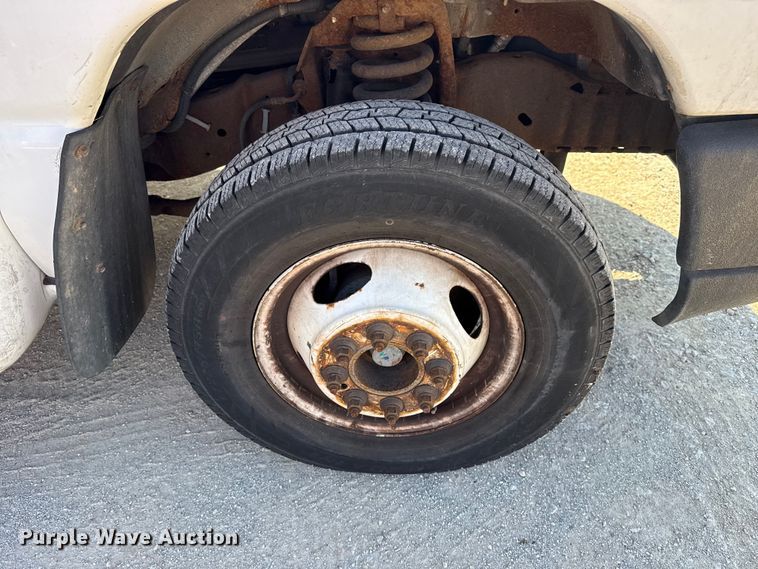 image for item DQ4175 2008 Ford E450 shuttle bus