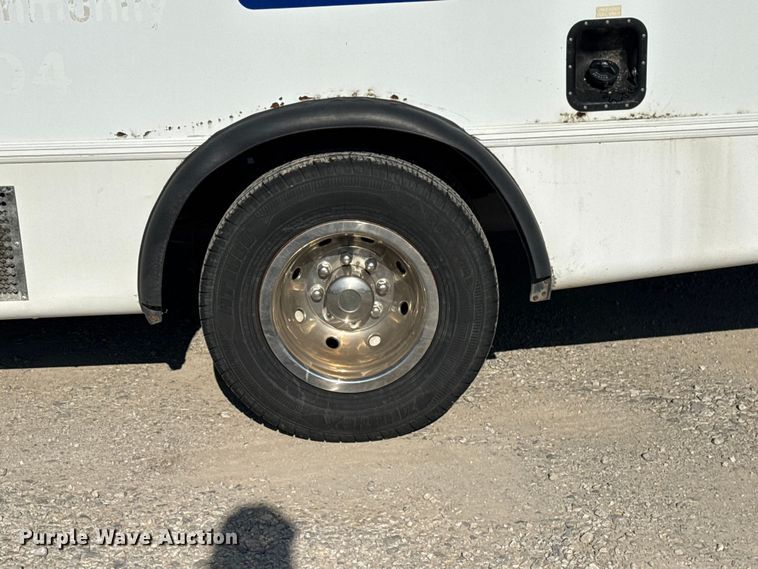 image for item DQ4175 2008 Ford E450 shuttle bus