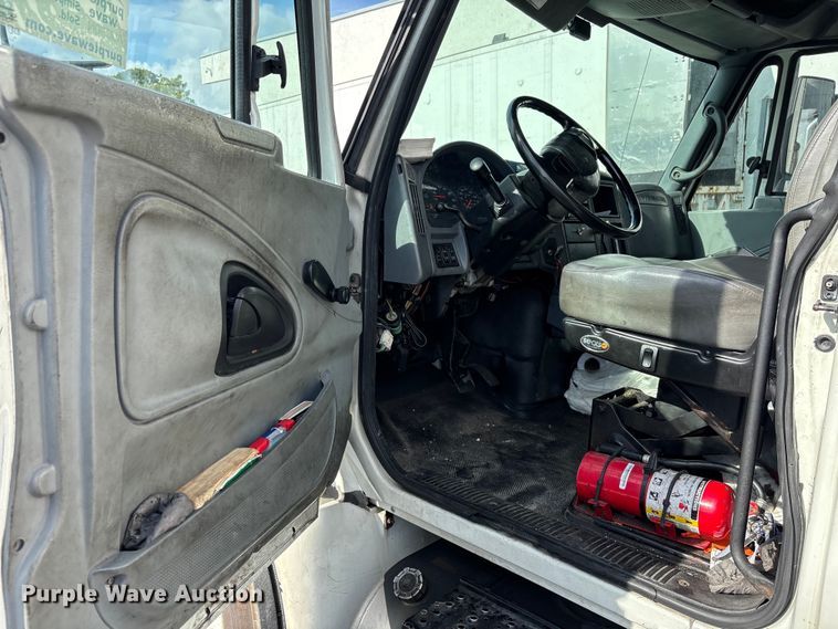 image for item DU0338 2006 International 4300 box truck