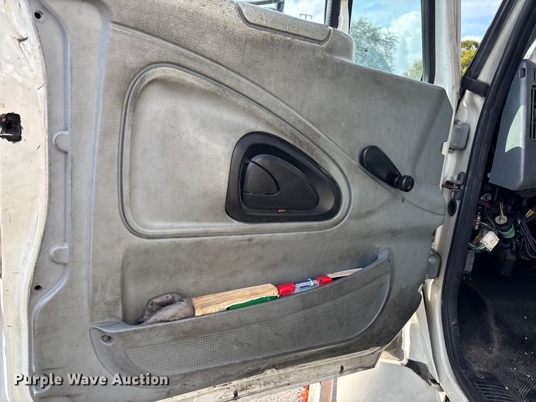 image for item DU0338 2006 International 4300 box truck