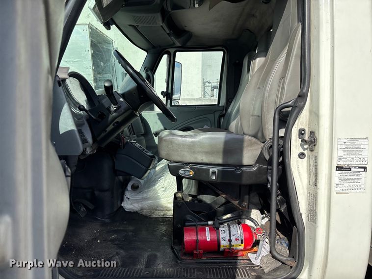 image for item DU0338 2006 International 4300 box truck