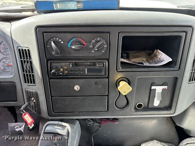 image for item DU0338 2006 International 4300 box truck