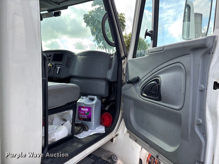 image for item DU0338 2006 International 4300 box truck