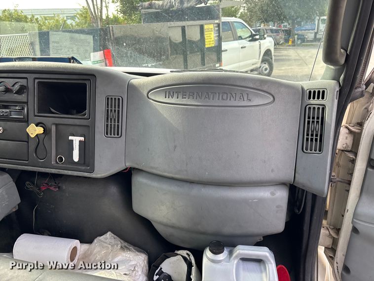 image for item DU0338 2006 International 4300 box truck