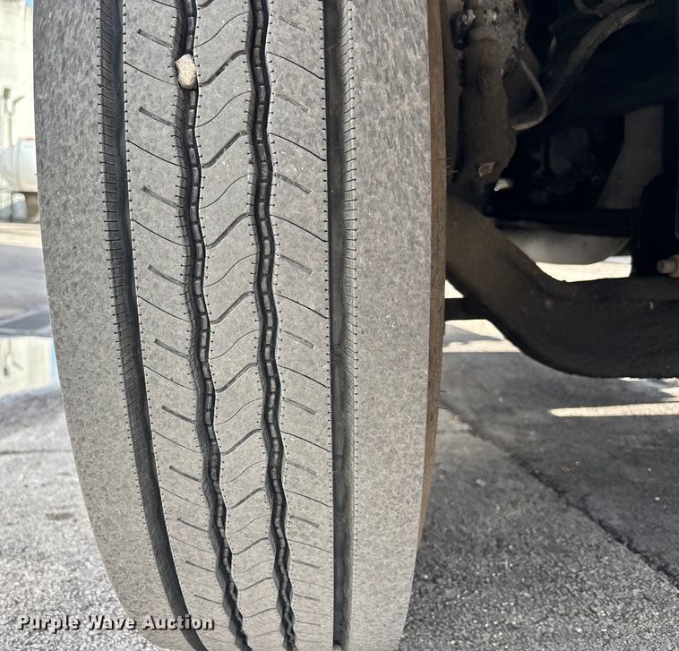 image for item DU0338 2006 International 4300 box truck