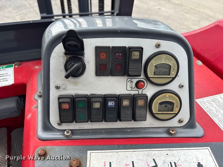 image for item DU0339 2017 Moffett M8 55.4 forklift