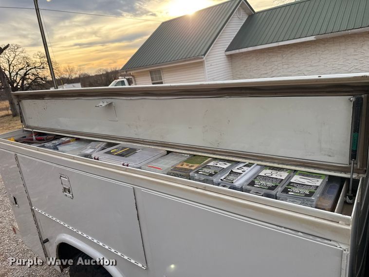 image for item DW5203 2001 Ford F250 Super Duty SuperCab utility bed pickup truck