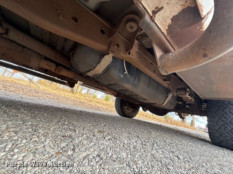 image for item DW5203 2001 Ford F250 Super Duty SuperCab utility bed pickup truck