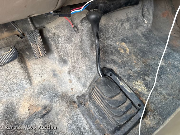 image for item DW5203 2001 Ford F250 Super Duty SuperCab utility bed pickup truck