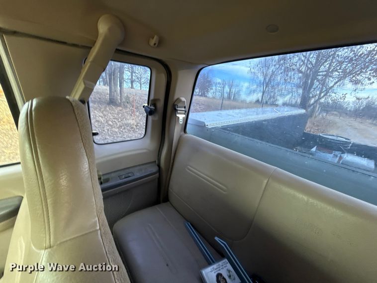 image for item DW5203 2001 Ford F250 Super Duty SuperCab utility bed pickup truck