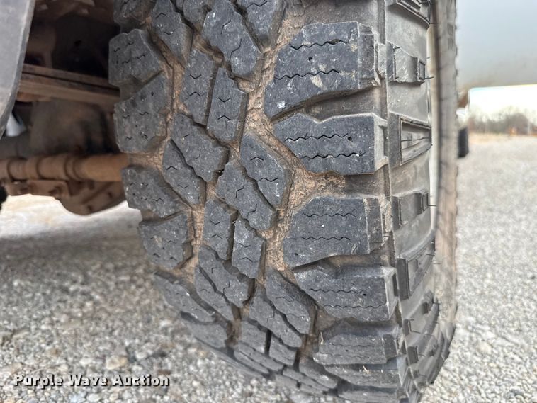 image for item DW5203 2001 Ford F250 Super Duty SuperCab utility bed pickup truck