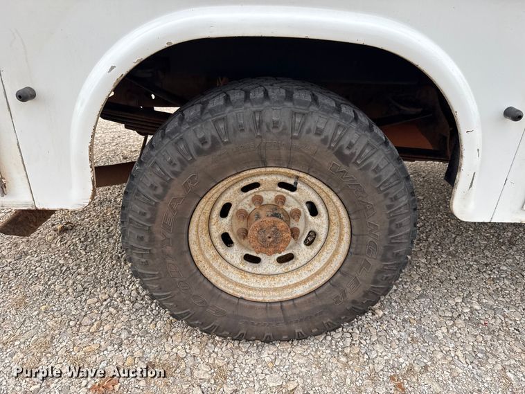 image for item DW5203 2001 Ford F250 Super Duty SuperCab utility bed pickup truck