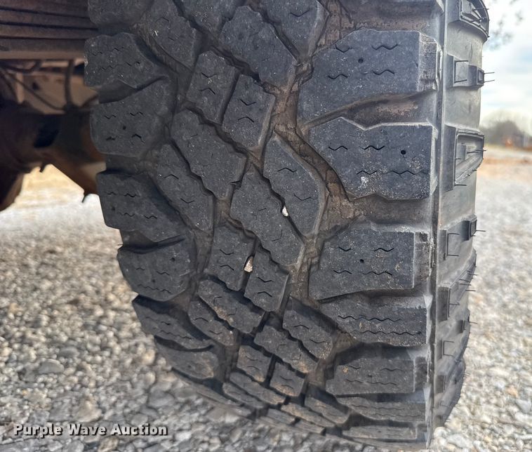 image for item DW5203 2001 Ford F250 Super Duty SuperCab utility bed pickup truck