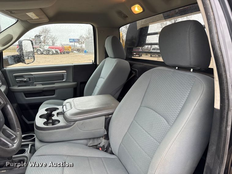 image for item DW7366 2013 RAM 3500 flatbed pickup truck