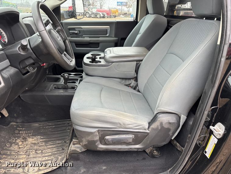 image for item DW7366 2013 RAM 3500 flatbed pickup truck