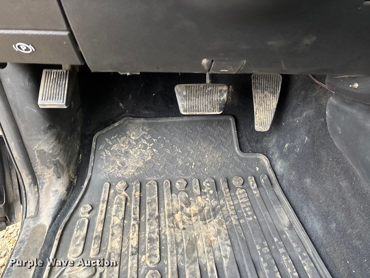 image for item DW7366 2013 RAM 3500 flatbed pickup truck