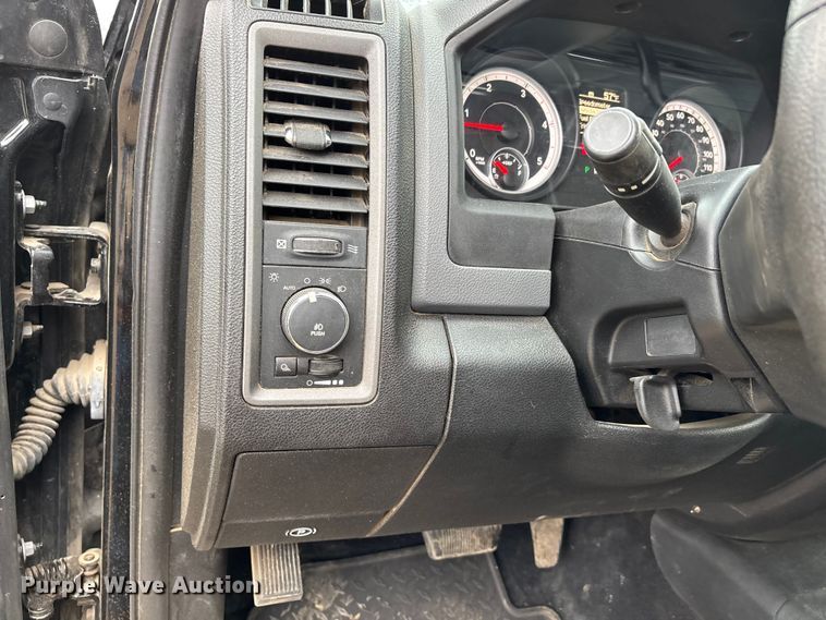 image for item DW7366 2013 RAM 3500 flatbed pickup truck