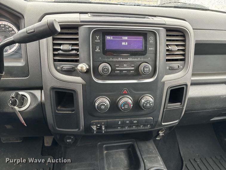 image for item DW7366 2013 RAM 3500 flatbed pickup truck