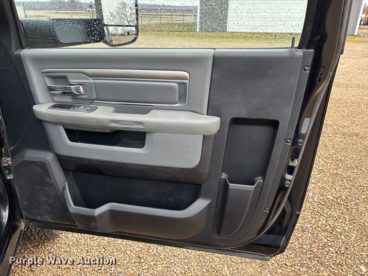 image for item DW7366 2013 RAM 3500 flatbed pickup truck