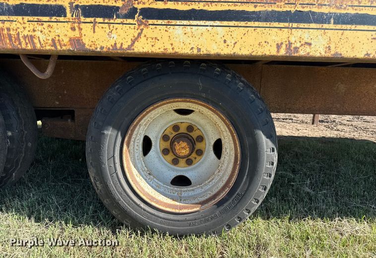 image for item DZ8939 1981 Trail-Eze D12R24 equipment trailer