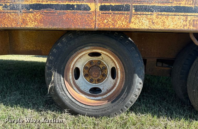 image for item DZ8939 1981 Trail-Eze D12R24 equipment trailer