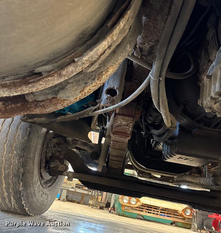 image for item EA2186 1998 Ford L8501 dump truck